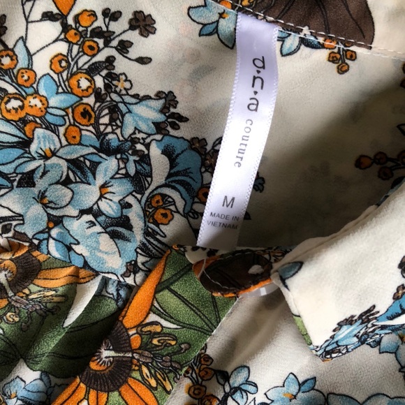 Lightweight long sleeve blouse w/ covered buttons… - Picture 4 of 5